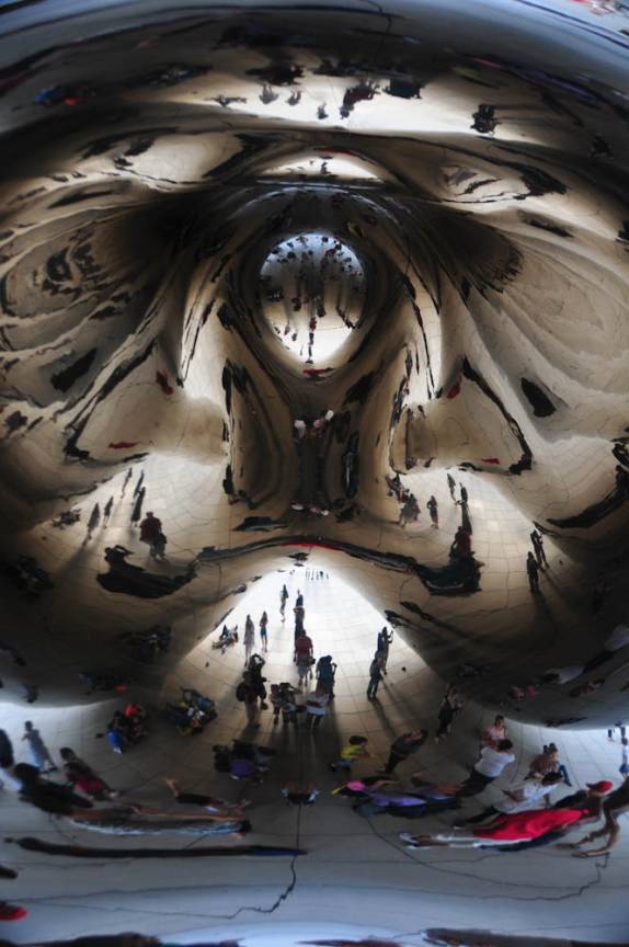 Os estranhos efeitos do reflexo embaixo do 'feijão', no parque Millenium, em Chicago, Illinois, nos Estados Unidos